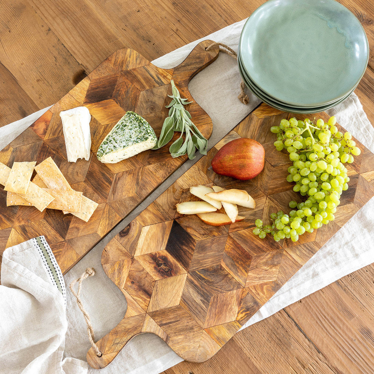 https://www.acottageinthecity.com/cdn/shop/files/Hexagon-Patterned-Wood-Chopping-Board-Set-7_1600x.jpg?v=1697868285